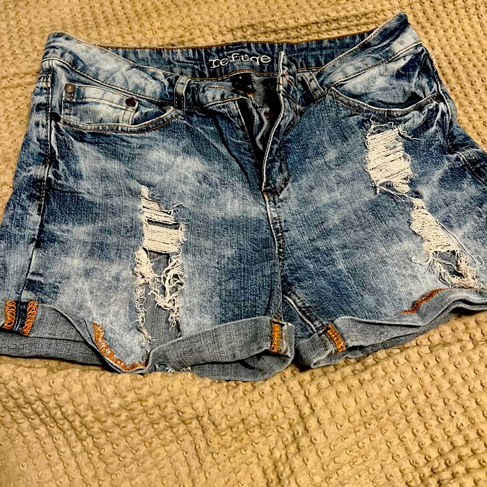 Refuge Distressed Shorts. Size 6